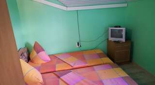 Гостиница Sanita Guest House Анапа Двухместный номер с 2 отдельными кроватями и видом на город-1